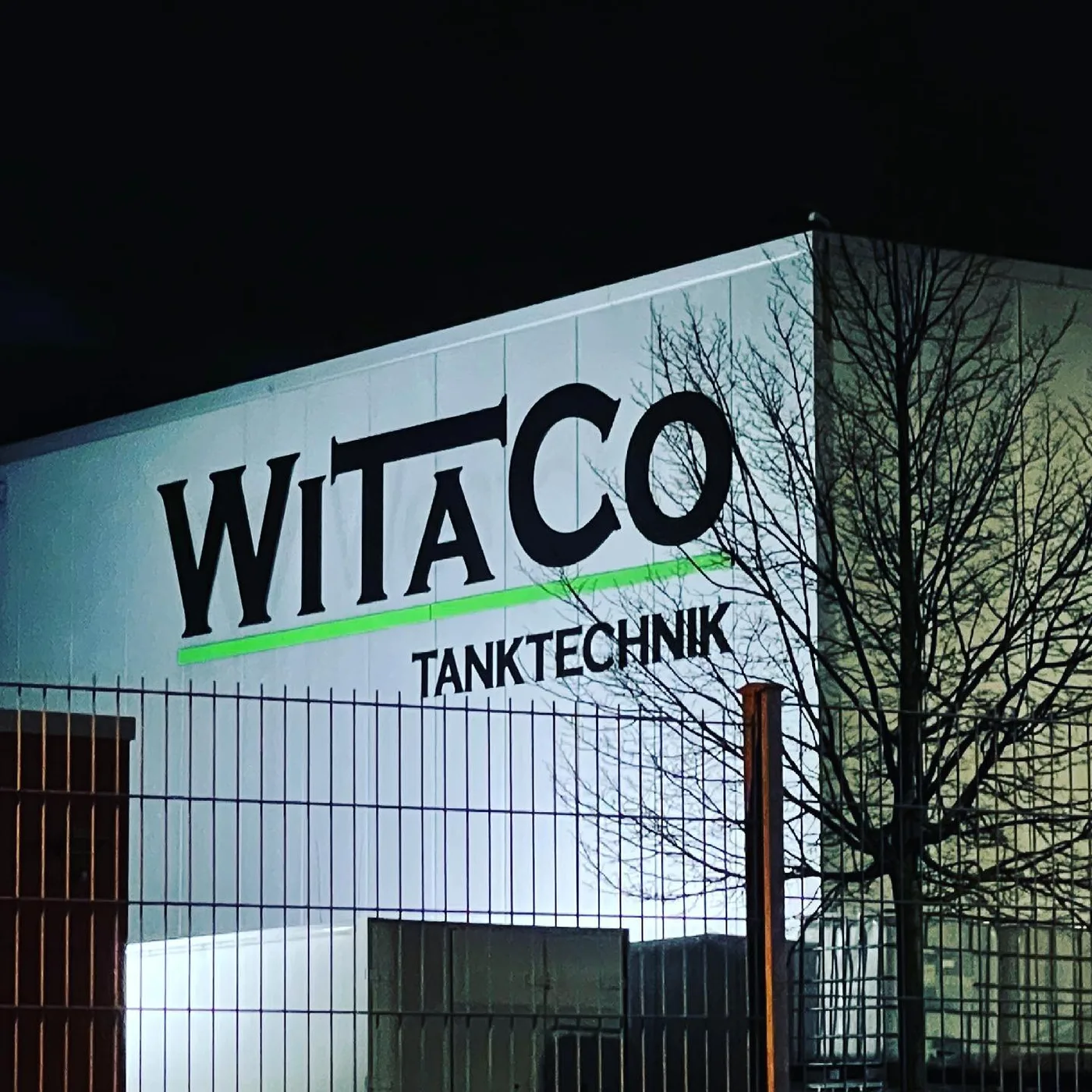 Witaco Firmengebäude mit beleuchtetem Logo